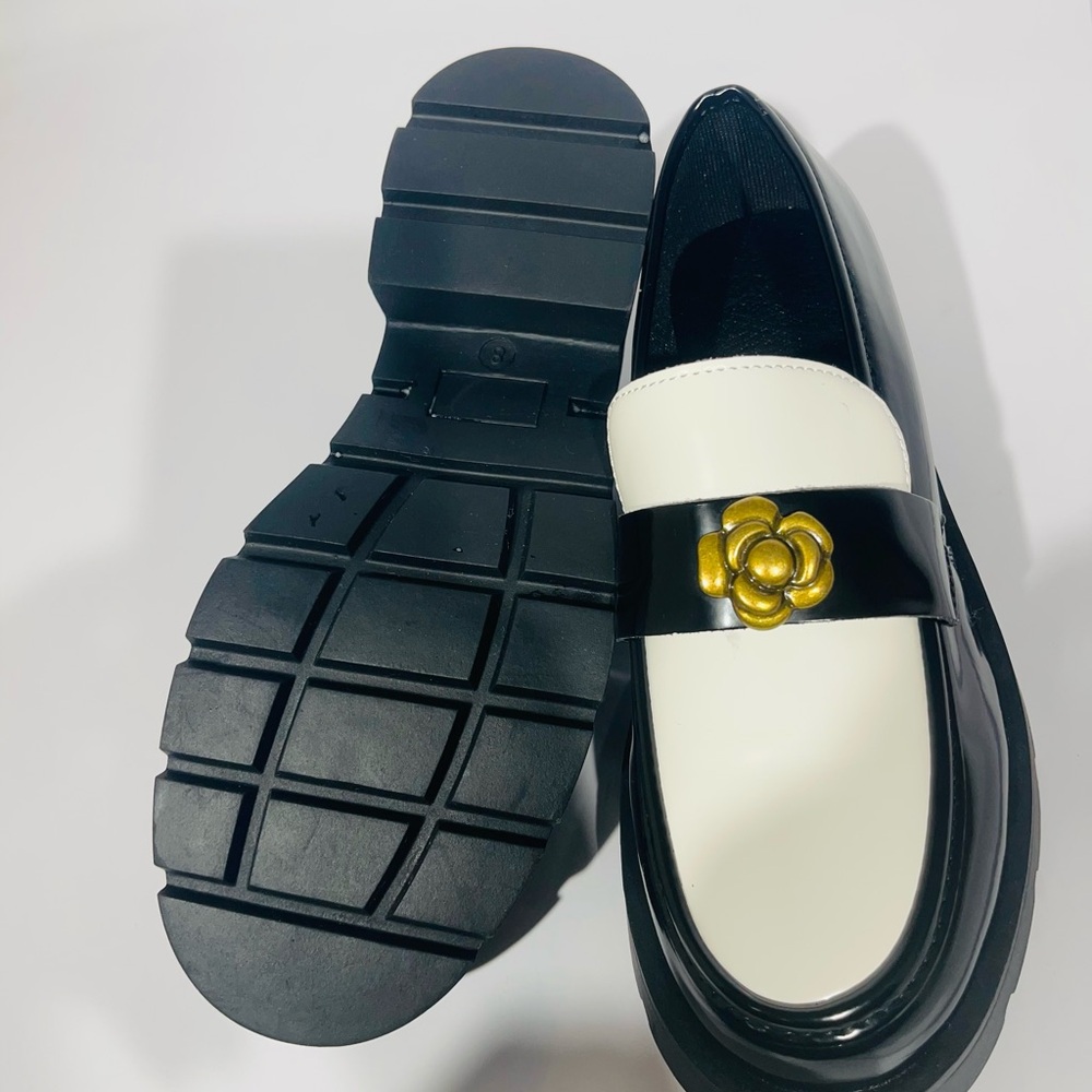 Elegant Black and White Loafers - Picture 11 of 13